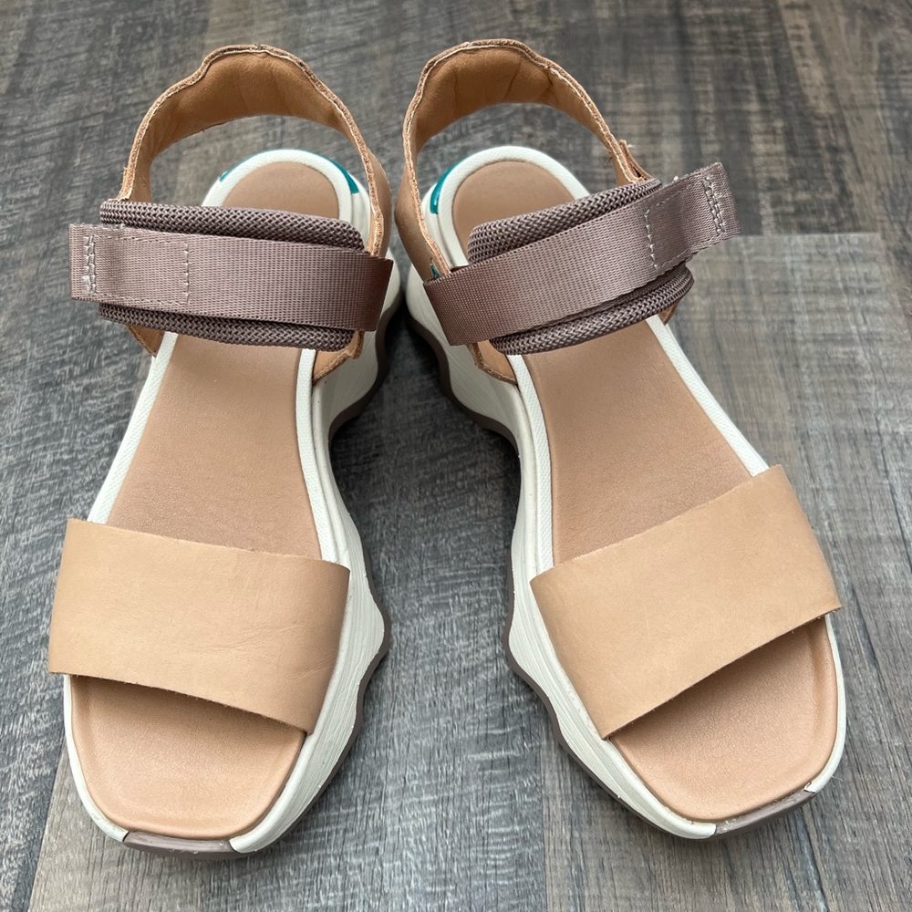 EUC Sorel Kinetic Impact Sandals Tan Leather Size 5.5